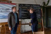 Die Rosenheim-Cops – Polizeihauptmeister Mohr (Max Müller, r.) erklärt Kommissar Schmidt (Moritz von Zeddelmann, l.), dass Emil Rossbauer dabei war, beim Schafkopfturnier gegen das Opfer zu verlieren.