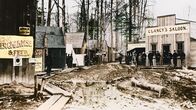 Damals in Amerika – Schlammige Straßenszene, Skagway, Alaska, Oktober 1897.
