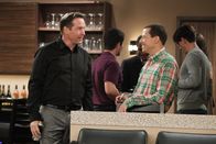 Two and a Half Men – Um herauszufinden, was Lyndsey an ihrem neuen Freund findet, versucht Alan (Jon Cryer, r.) alles, um sich mit Larry (D.B. Sweeney, l.) anzufreunden ...