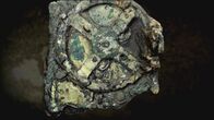 Faszination Universum – Astronomen im antiken Griechenland kannten bereits die Rhythmen, mit denen sich die Sonne am Himmel bewegt. Doch ein Fund am Meeresgrund vor der Insel Antikythera sollte unsere Vorstellung von den Kenntnissen der alten Griechen revolutionieren.
