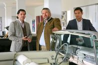 Die Rosenheim-Cops – Als die Cops (Dieter Fischer, m.; Igor Jeftic, r.) herausfinden, dass es einen Streit mit dem Opfer gab, gerät Zachinger (Gregory Brian Waldis, l.) in Erklärungsnot.