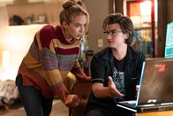 Free Guy – Die früheren Geschäftspartner Millie (Jodie Comer, l.) und Keys (Joe Keery, r.) finden heraus, dass die Emanzipation der Videospielfigur Guy aus "Free City" auf eine KI zurückzuführen ist, die ihnen vom Entwickler von "Free City" gestohlen wurde.