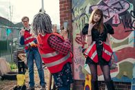 The Outlaws – Zu Gregs (Stephen Merchant, l.) und Myrnas (Clare Perkins, M.) Erstaunen hat sich auch die berühmte Influencerin Lady Gabby (Eleanor Tomlinson, r.) Sozialstunden eingehandelt. Doch das hält Gabby nicht davon ab, für ihre Follower da zu sein.