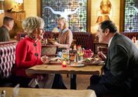 Young Sheldon – Gelingt es Meemaw (Annie Potts, l.) ihre beiden Verehrer voneinander fern zu halten oder erfährt Ira Rosenbloom (Richard Kind, r.) schließlich doch, dass er nicht der einzige Mann in Meemaws Leben ist?; Gelingt es Meemaw (Annie Potts, l.) ihre beiden Verehrer voneinander fern zu halten oder erfährt Ira Rosenbloom (Richard Kind, r.) schließlich doch, dass er nicht der einzige Mann in Meemaws Leben ist?