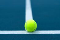 Tennis: ATP Challenger Tour – Tennisball auf einem Tennisplatz
