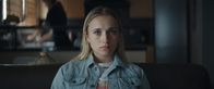 Derby Girl – Lola Bouvier (Chloé Jouannet) denkt über ihre Vergangenheit nach. Es geht um ein ehemaliges Gespräch mit ihrer Mutter. Dadurch kommen Zweifel in ihr hoch.
