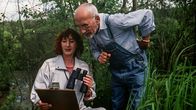 Löwenzahn Classics – Frösche, Kröten, Lurche, Molche und Salamander - die Amphibien-Familie ist groß und Peter (Peter Lustig, r.) erforscht sie begeistert mit einer Biologin (Christine Flegel, l.).