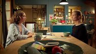 Ella Schön – Die Freundschaft zwischen Ella Schön (Annette Frier, r.) und Christina Kieper (Julia Richter, l.) wird auf eine harte Probe gestellt: Beide möchten in ihrem Leben etwas verändern.