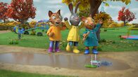 Pip und Posy – Die Riesenpfütze wird mit zwei verschiedenen Booten befahren - eine Variante von Pip und Posy kreiert und eine Version stammt von Frankie.