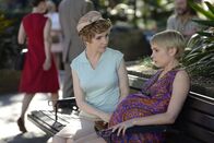 Love Child – Mrs. Maguire (Jacqueline McKenzie, l.); Viv (Sophie Hensser, r.)