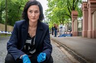 SOKO Potsdam – Pauline Hobrecht (Agnes Decker) ist am Tatort. Ein Mann wurde während des Joggens frontal von einem Auto umgefahren.