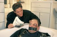 Der letzte Zeuge – Kurt Darboven (Götz Schubert, r.) wird von seinem Kumpanen Harry Till (Peter Ketnath, l.) unter Druck gesetzt, damit er endlich den Namen des "vierten Mannes" verrät.