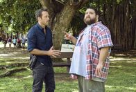 Hawaii Five-0 – Ein Verschwörungstheoretiker mit überzeugenden Informationen über den Mord an John F. Kennedy wird an der Seite von Jerry (Jorge Garcia, r.) ermordet. Steve (Alex O'Loughlin,l.) und seine Kollegen ermitteln, um herauszufinden, wer dahintersteckt ...