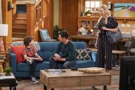The Neighborhood – (v.l.n.r.) Grover Johnson (Hank Greenspan); Dave Johnson (Max Greenfield); Gemma Johnson (Beth Behrs)