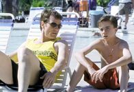 Malcolm mittendrin – Malcolm (Frankie Muniz, re.) erzählt seinem Vater Hal (Bryan Cranston), dass er nichts für den Wasserpark übrig hat.