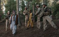 Lone Survivor – Unglücklicherweise kommt den (v.l.n.r.) Navy Seals Marcus Luttrell (Mark Wahlberg), Mike Murphy (Taylor Kitsch), Matthew Axelson (Ben Foster) und Danny Dietz (Emile Hirsch) eine Hirtenfamilie in die Quere, die ausgerechnet dort ihre Ziegen spazieren führt, wo die Jungs in Deckung liegen. Was jetzt mit den Gefangenen tun?