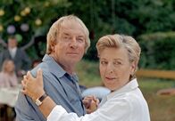Dem Himmel sei Dank – Kunsthistoriker Konrad Bechtholsheim (Ulrich Pleitgen) findet die neue Pastorin Carla Bergmann (Marie-Luise Marjan) mehr als nur sympathisch.