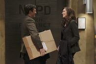 Castle – Nathalie Rhodes (Laura Prepon, r.) flirtet heftig mit Richard Castle (Nathan Fillion, l.).