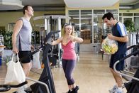 Sechserpack – Für eingefleischte Fitness-Freunde (Hanno Friedrich, l., Thomas Held, r.) kommen immer nur die absolut neuesten Trainingsmethoden in Frage. Heutzutage ist ganzheitliches Training total angesagt. Ganzheitlich? Die Trainerin (Nina Vorbrodt, M.) weiß schon, was sie tut.