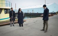 Elementary – Detective Bell (Jon Michael Hill, l.), Watson (Lucy Liu, M.) und Holmes (Jonny Lee Miller, r.) müssen ihr Verhältnis zu Shinwell nochmal überdenken. Kann es wirklich sein, dass er mit einem Mord ungeschoren davon gekommen ist?