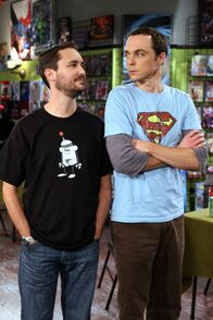 The Big Bang Theory – Im Comicbuchladen findet ein Karten-Turnier statt. Weil Raj unbedingt das Preisgeld gewinnen will, bittet er Sheldon (Jim Parsons, r.), mit ihm daran teilzunehmen. Zuerst hat Sheldon kein Interesse, da für ihn das Spiel keine Herausforderung darstellt. Aber dann erfährt er, dass sein Erzfeind Wil Wheaton (Will Wheaton, l.) auch dabei ist ...