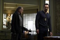 The Strain – Müssen schnellstmöglich ein Mittel gegen die Verbreitung des Virus finden, als der Meister zum finale Kampf herausfordert: Abraham (David Bradley, l.) und Fet (Kevin Durand, r.) ...