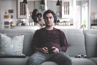 Dead Pixels – Wenn Usman (Sargon Yelda, r.) "Kingdom Scrolls" spielt, ist ihm sein Familienleben völlig egal - also immer.