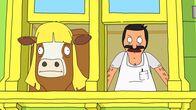 Bob's Burgers – Bob's Burger ist kurz davor, die 100.000 Burger-Marke zu knacken, und das ist vor allem für Bob (r.) unglaublich aufregend. Diese Aufregung ist allerdings nur von kurzer Dauer, denn plötzlich betritt ein radikaler Dokumentarfilmer - mit einem jungen Ochsen mit blonder Perücke - den Laden ...