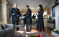 Elementary – Watson (Lucy Liu, r.), Gregson (Aidan Quinn, l.) und Bell (Jon Michael Hill, M.) sind schockiert, als sie den Tatort sehen, der sich ihnen im Haus eines Privatermittlers bietet ...
