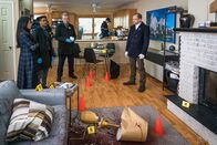 Elementary – Während sich Watson (Lucy Liu, l.), Gregson (Aidan Quinn, 2.v.r.) und Bell (Jon Michael Hill, 2.v.l.) ernsthaft mit dem Mord an dem Privatermittler auseinander setzen, muss Holmes (Jonny Lee Miller, r.) demonstrieren wie wenig er von diesem gehalten hat ...
