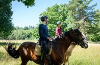Sturm der Liebe – Leon (Carl Bruchhäuser, l.) nutzt den gemeinsamen Ausritt, um etwas mit Carolin (Katrin Anne Heß, r.) zu besprechen.