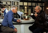Rote Rosen – ARD ROTE ROSEN FOLGE 1638 Uhr im ERSTEN. Hannes (Claus Dieter Clausnitzer, r.) kommt durch Thomas (Gerry Hungbauer, l. mit Komparse) auf eine Idee, wie er sein Wohnproblem lösen könnte.