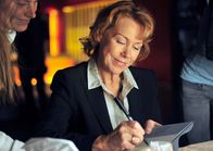 Alle unter einer Tanne – Elli Berger-Voigt (Gaby Dohm) genießt ihren Erfolg als Bestsellerautorin