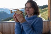 Der Bergdoktor – Maike (Amelie Kiefer) freut sich über Max' Geschenk.