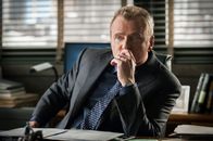 Elementary – Nach einem Faustschlag, zu dem sich Sherlock Holmes provozieren ließ, wird er von Gregson (Aidan Quinn) von dem aktuellen Fall abgezogen ...