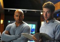 Navy CIS: L.A. – Suchen nach dem Motiv des Mordes an Daniel Su: Sam (LL Cool J, l.) und Nate (Peter Cambor, r.) ...