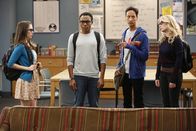 Community – Der erste Schultag im letzten Schuljahr am Community- College startet mit einem gewaltigen "Stylingaufreger" zwischen Annie (Alison Brie, l.), Troy (Donald Glover, 2.v.l.), Abed (Danny Pudi, 2.v.r.) und Britta (Gillian Jacobs, r.) ...