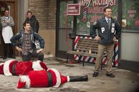 Brooklyn Nine-Nine – Jake Peralta (Andy Samberg, l.); Charles Boyle (Joe Lo Truglio, r.)