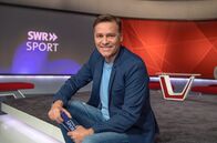 SWR Sport – Moderator im Studio der Sendung SWR Sport, sonntags ab 21:45 Uhr im SWR Fernsehen im Studio Mainz in Rheinland-Pfalz.