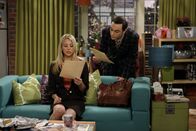 The Big Bang Theory – Während sich Leonard, Raj und Howard auf die Autogrammstunde mit Stan Lee freuen, macht Sheldon (Jim Parsons, r.) Penny (Kaley Cuoco, l.) heftige Vorwürfe, da er ihretwegen eine rote Ampel überfahren und jetzt eine Vorladung vor Gericht erhalten hat ...