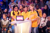 1, 2 oder 3 – Das gelbe Rateteam aus Seitenstetten/Österreich grübelt über eine von Eltons Quizfragen.