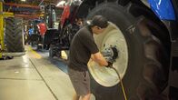 Industrie 4.0 – Bildunterschrift: Nach der Anbringung der Motorhaube des Traktors werden die Reifen im letzten Schritt montiert. Aufgrund des Heckantriebs sind die Hinterreifen des Fahrzeugs größer als die Vorderreifen.; Bildunterschrift: Nach der Anbringung der Motorhaube des Traktors werden die Reifen im letzten Schritt montiert. Aufgrund des Heckantriebs sind die Hinterreifen des Fahrzeugs größer als die Vorderreifen.; Screenshot