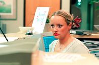 The Office – Dawn (Lucy Davis) sammelt Geld für einen wohltätigen Zweck.