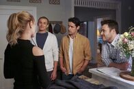 Navy CIS – Bishop (Emily Wickersham, l.) bekommt zu Thanksgiving Besuch von ihren Brüdern John (Jesse Bradford, 2.v.r.) und Robert (Jesse Johnson, 2.v.l.), die unbedingt wissen wollen, wer ihr heimlicher Verehrer ist ...