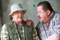 Die Rosenheim-Cops – Gernot Blaicher (Götz Burger, l.) kann Rosenheim-Cop Korbinian Hofer (Joseph Hannesschläger) auch nicht erklären, wer seine Frau ermordet haben könnte.