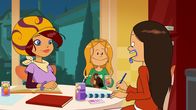 Power Sisters – Wendy hat sich völlig mit Tinte beschmiert. Mit Glücksbringer wäre das nicht passiert, glauben Sammie und Marine.