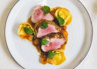 Silvia kocht – „Rosa Kalbfleisch mit brauner Butter, Schmortomaten und Tortellini“ von Thomas Huber (Restaurant Nepomuk, St. Florian).