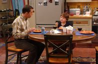 Two and a Half Men – Jake (Angus T. Jones, r.) hat seiner Lehrerin den Mittelinger gezeigt ‚Äì jetzt droht ihm der Schulverweis. Alan (Jon Cryer, l.) ist au√üer sich ...