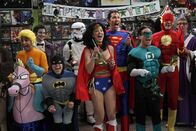 The Big Bang Theory – Nehmen bei einem Kostümwettbewerb als die Gerechtigkeitsliga teil und wollen natürlich gewinnen: Penny (Kaley Cuoco, M.), Sheldon (Jim Parsons, 2.v.r.), Raj (Kunal Nayyar, l.), Leonard (Johnny Galecki, 3.v.r.), Howard (Simon Helberg, 3.v.l.) und Zack (Brian Smith, 4.v.r.) ...