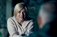 Blutholz – Sylvia Dancu (Désirée Nosbusch) – einst Hans‘ Jugendliebe – teilt Erinnerungen an die gemeinsame Zeit.